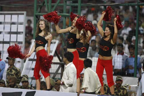 चीयरलीडर्स के जायके से बदला क्रिकेट का स्वाद