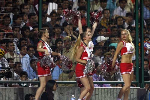 चीयरलीडर्स के जायके से बदला क्रिकेट का स्वाद