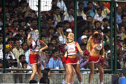 चीयरलीडर्स के जायके से बदला क्रिकेट का स्वाद