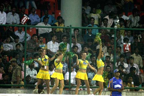 चीयरलीडर्स के जायके से बदला क्रिकेट का स्वाद