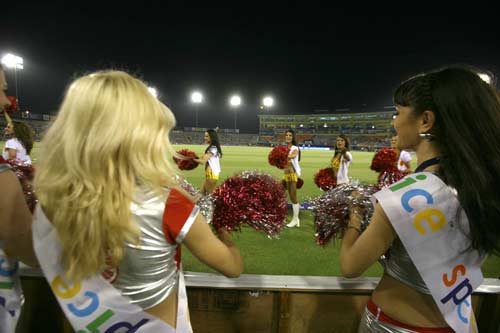 चीयरलीडर्स के जायके से बदला क्रिकेट का स्वाद