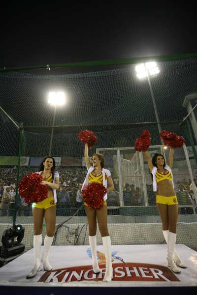 चीयरलीडर्स के जायके से बदला क्रिकेट का स्वाद