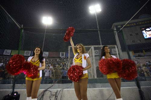 चीयरलीडर्स के जायके से बदला क्रिकेट का स्वाद