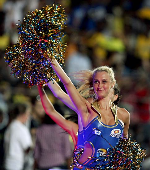 चीयरलीडर्स के जायके से बदला क्रिकेट का स्वाद