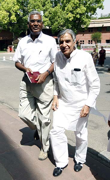 हंगामें की भेंट चढ़ा लोकसभा का पहला दिन