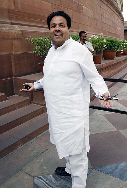 हंगामें की भेंट चढ़ा लोकसभा का पहला दिन