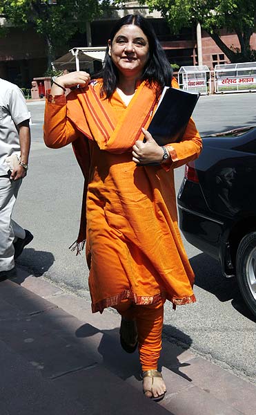 हंगामें की भेंट चढ़ा लोकसभा का पहला दिन