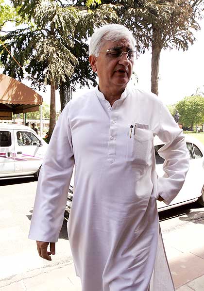 हंगामें की भेंट चढ़ा लोकसभा का पहला दिन