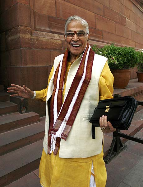 हंगामें की भेंट चढ़ा लोकसभा का पहला दिन