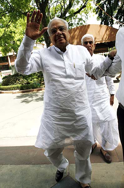 हंगामें की भेंट चढ़ा लोकसभा का पहला दिन