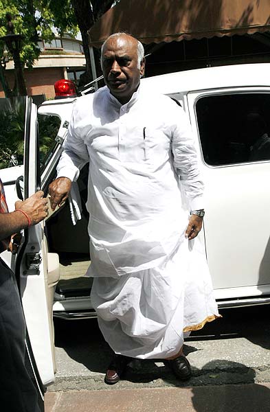 हंगामें की भेंट चढ़ा लोकसभा का पहला दिन