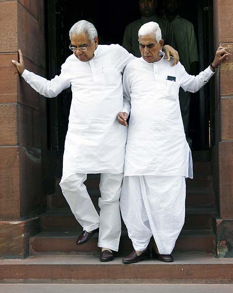 हंगामें की भेंट चढ़ा लोकसभा का पहला दिन