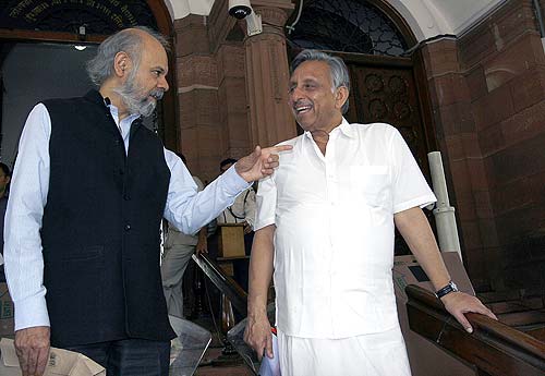 हंगामें की भेंट चढ़ा लोकसभा का पहला दिन