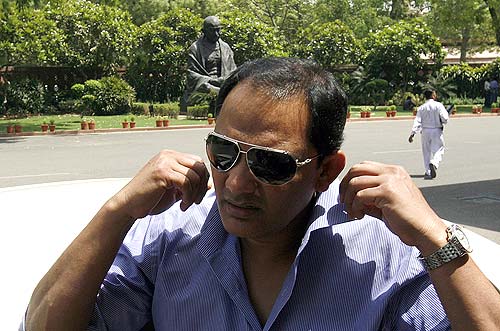 हंगामें की भेंट चढ़ा लोकसभा का पहला दिन