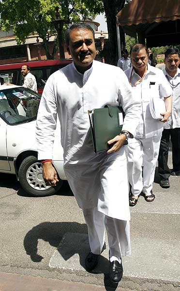 हंगामें की भेंट चढ़ा लोकसभा का पहला दिन