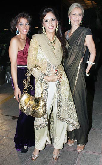 लैला खान के रिसेप्‍शन में लगा सितारों का मेला...