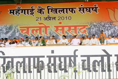 महंगाई के खिलाफ बीजेपी ने हल्‍ला बोला