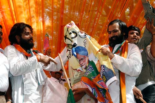 महंगाई के खिलाफ बीजेपी ने हल्‍ला बोला