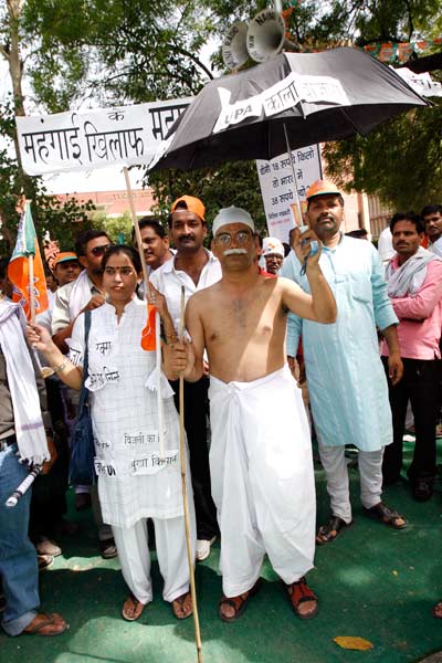 महंगाई के खिलाफ बीजेपी ने हल्‍ला बोला