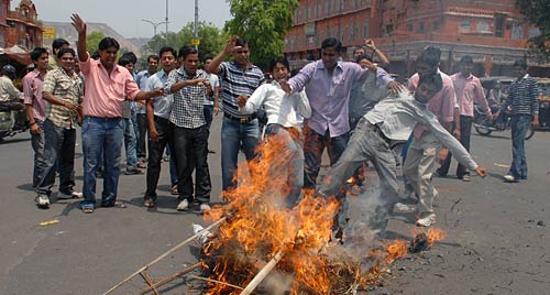 नरेंद्र मोदी के खिलाफ एनएसयूआई के छात्रों का प्रदर्शन