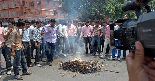 नरेंद्र मोदी के खिलाफ एनएसयूआई के छात्रों का प्रदर्शन