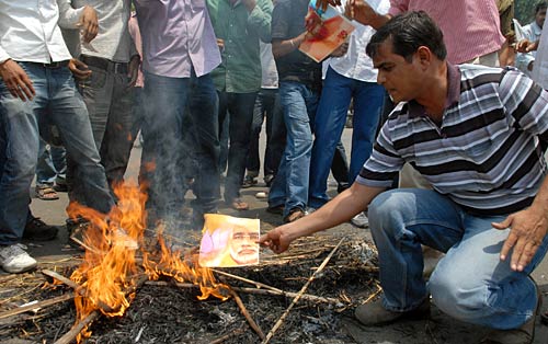 नरेंद्र मोदी के खिलाफ एनएसयूआई के छात्रों का प्रदर्शन