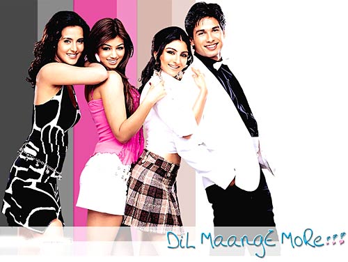 कई हसीनों के साथ रोमांस करते अभिनेता । हसीनाओं का जलवा