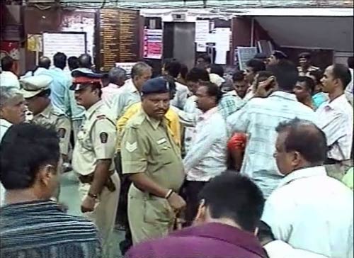 हड़ताल से मुंबई की लोकल रेल सेवा ठप