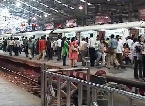 हड़ताल से मुंबई की लोकल रेल सेवा ठप
