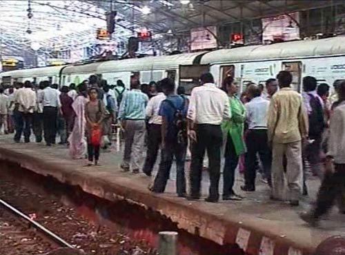 हड़ताल से मुंबई की लोकल रेल सेवा ठप
