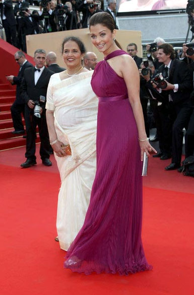 कान में रेड कार्पेट पर चलीं ऐश्वर्या राय बच्‍चन