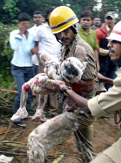 मैंगलोर में हुए विमान हादसे की तस्‍वीरें