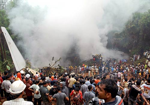 मैंगलोर में हुए विमान हादसे की तस्‍वीरें