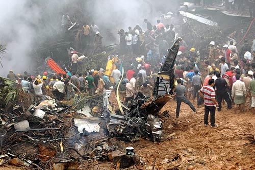 मैंगलोर में हुए विमान हादसे की तस्‍वीरें