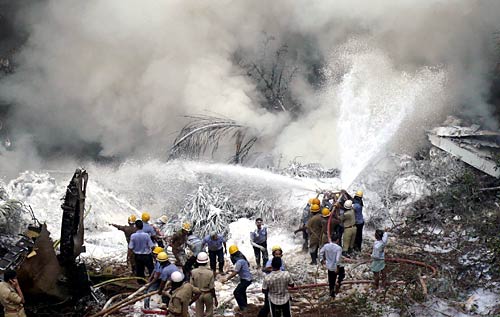 मैंगलोर में हुए विमान हादसे की तस्‍वीरें