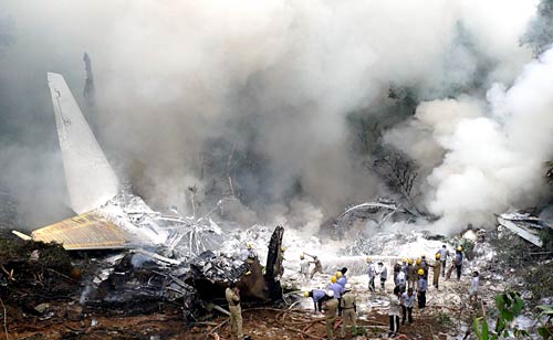 मैंगलोर में हुए विमान हादसे की तस्‍वीरें