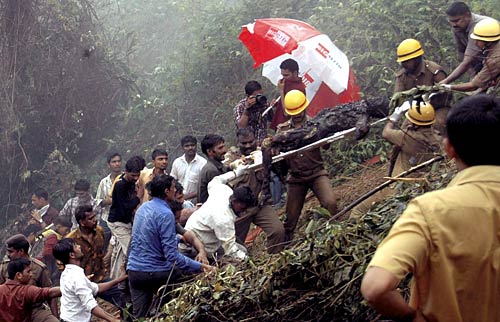 मैंगलोर में हुए विमान हादसे की तस्‍वीरें