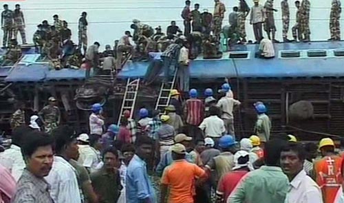 पश्चिम बंगाल में नक्‍सलियों ने ट्रेन को बनाया निशाना