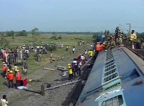 पश्चिम बंगाल में नक्‍सलियों ने ट्रेन को बनाया निशाना