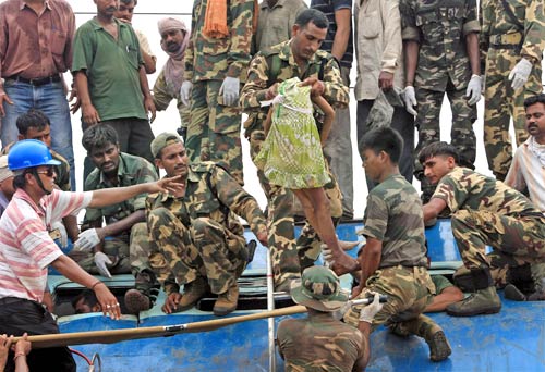 पश्चिम बंगाल में नक्‍सलियों ने ट्रेन को बनाया निशाना