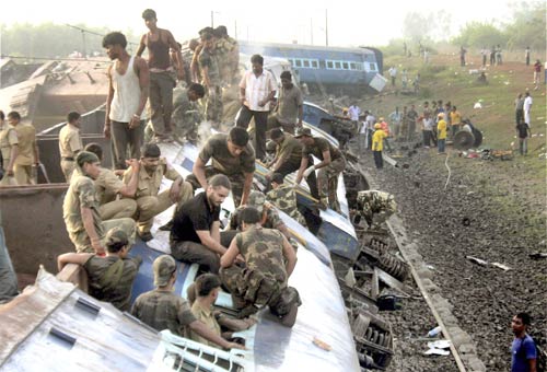 पश्चिम बंगाल में नक्‍सलियों ने ट्रेन को बनाया निशाना