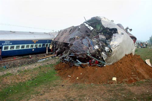 पश्चिम बंगाल में नक्‍सलियों ने ट्रेन को बनाया निशाना