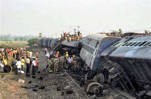 पश्चिम बंगाल में नक्‍सलियों ने ट्रेन को बनाया निशाना