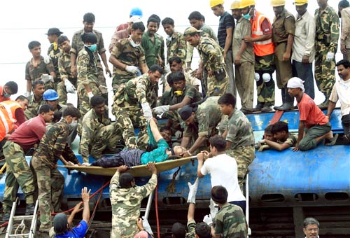 पश्चिम बंगाल में नक्‍सलियों ने ट्रेन को बनाया निशाना