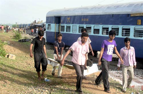 पश्चिम बंगाल में नक्‍सलियों ने ट्रेन को बनाया निशाना