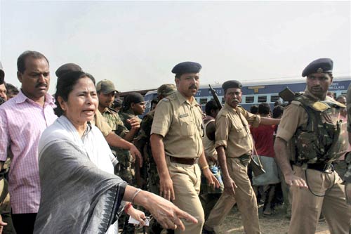 पश्चिम बंगाल में नक्‍सलियों ने ट्रेन को बनाया निशाना