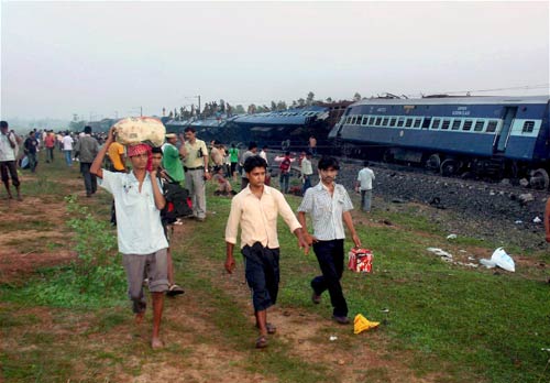 पश्चिम बंगाल में नक्‍सलियों ने ट्रेन को बनाया निशाना