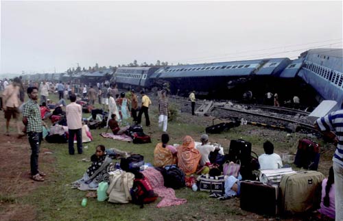 पश्चिम बंगाल में नक्‍सलियों ने ट्रेन को बनाया निशाना