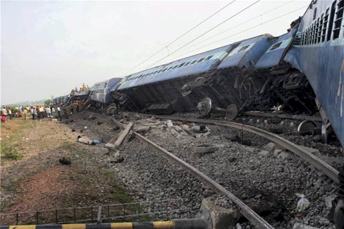 पश्चिम बंगाल में नक्‍सलियों ने ट्रेन को बनाया निशाना