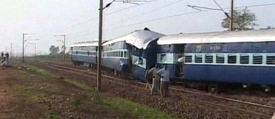 पश्चिम बंगाल में नक्‍सलियों ने ट्रेन को बनाया निशाना